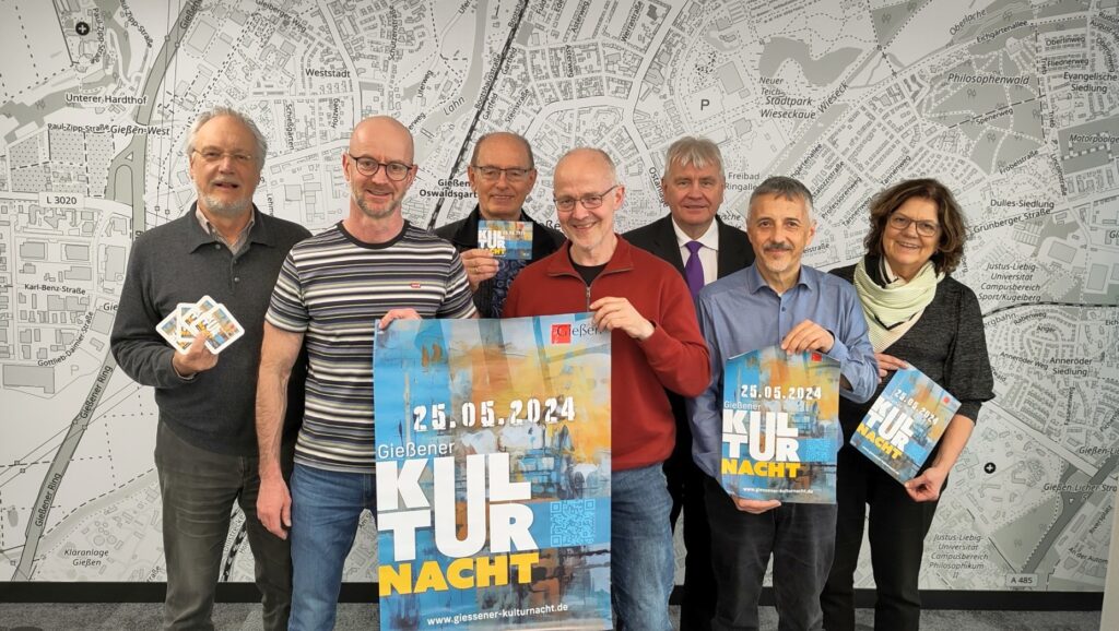 Der Vorstand der Justus Liebig-Gesellschaft präsentiert das Plakat der Gießener Kulturnacht anlässlich der Veranstaltung „200 Jahre Justus Liebig als Professor in Gießen“ am 25. Mai 2024