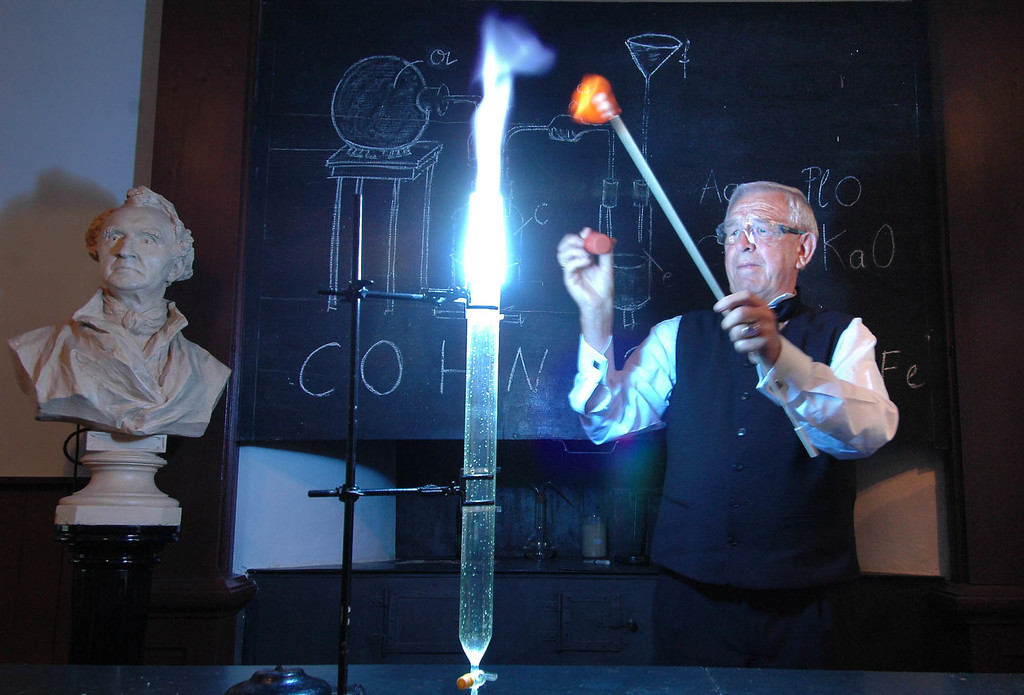 Erwin Glaum bei einer Experimentalvorlesung im Liebig-Museum