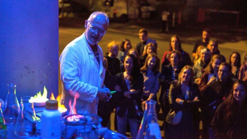 Professor Richard Göttlich in seinem Element: Experimentalvorlesung an Mitternacht bei der Gießener Kulturnacht 2024 (Foto: Johannes Voigt)